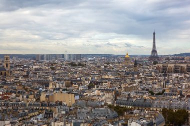 Paris şehri üzerinde havadan görünümü