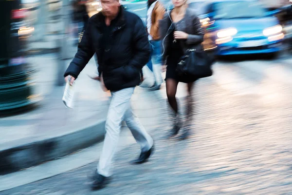 Persone che camminano in città al tramonto — Foto Stock