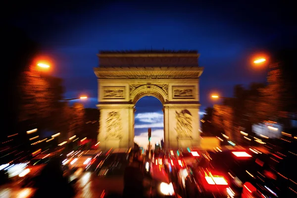 Тріумфальна арка в Парижі в ніч з ефектом масштабу — стокове фото