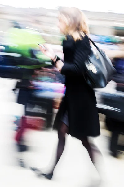 Mujer viajera en la estación de tren — Foto de Stock