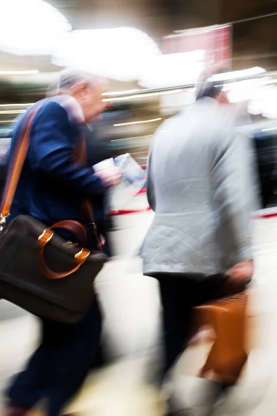 Resande affärsmän på järnvägsstationen — Stockfoto