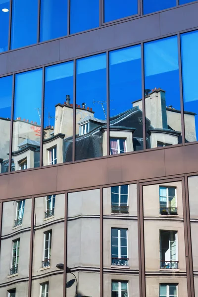 Vieux bâtiment se reflète dans les fenêtres à Paris — Photo
