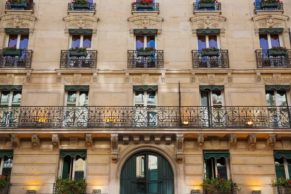 Старое здание в Париже, Франция — стоковое фото