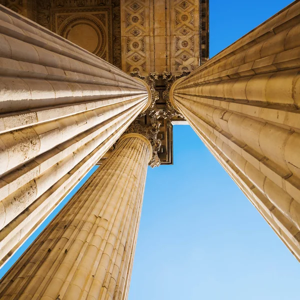Подробности с колоннами Пантеона в Париже — стоковое фото