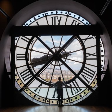 Paris'teki Musee dorsay dev saatinde