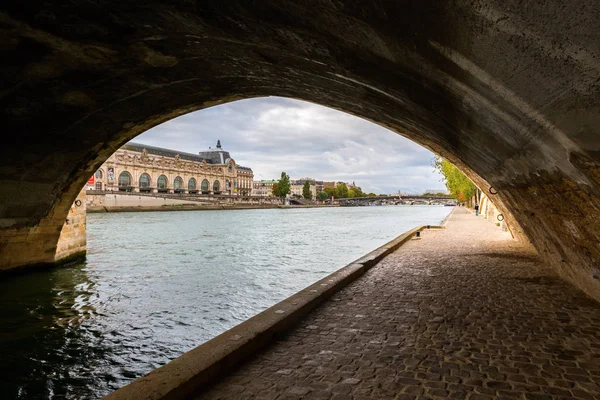 Passage souterrain d'un pont de Seine à Paris — Photo