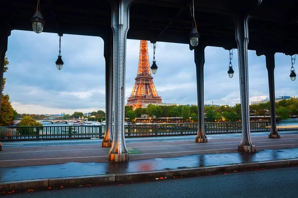 Πύργος του Άιφελ προβληθούν μέσω Bir Hakeim γέφυρα στο Παρίσι — Φωτογραφία Αρχείου