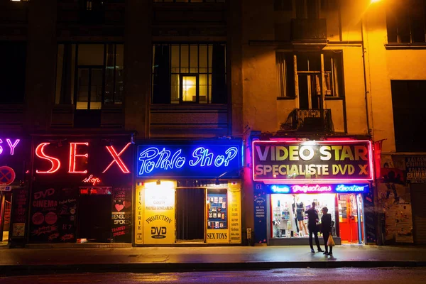 Nachtszene im Viertel pigalle in Paris — Stockfoto