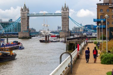 Londra'da Thames Nehri üzerinde göster