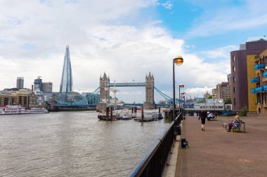 Londra'da Thames Nehri üzerinde göster