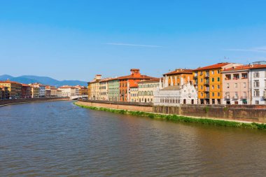 Piza görünümüyle nehre Arno