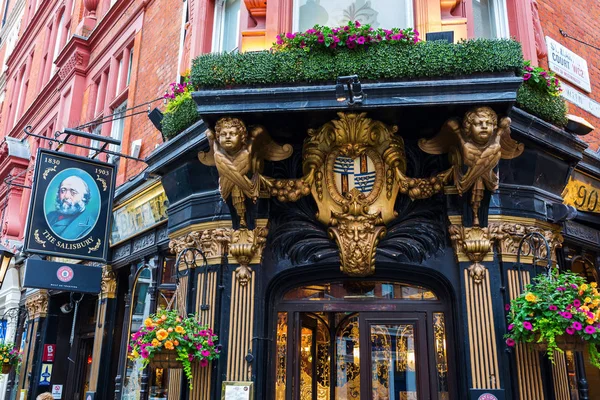 Pub The Salisbury in Londen, Verenigd Koninkrijk — Stockfoto