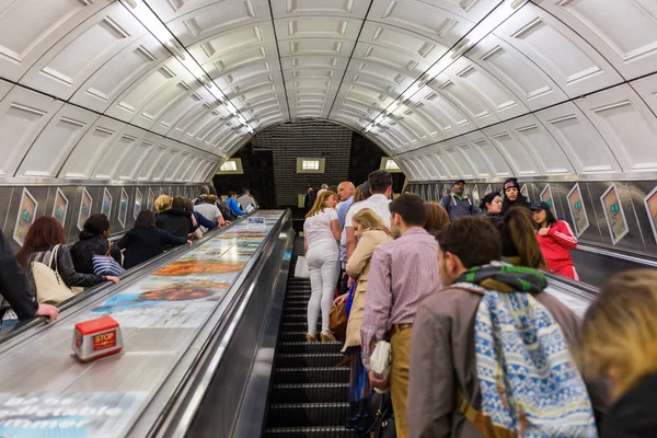 Passageiros em elevadores de uma estação de metrô em Londres — Fotografia de Stock