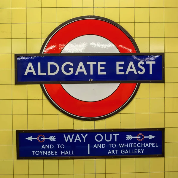 Logotipo de uma estação de metro em Londres — Fotografia de Stock