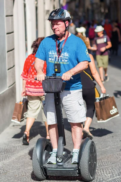 Toeristen met Segway in Florence, Italië — Stockfoto