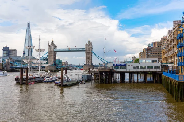 イギリスのロンドンでテムズ川の上を表示します。 — ストック写真