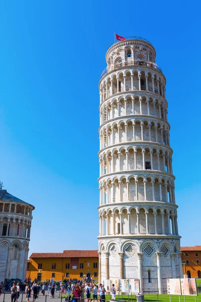 La torre inclinada en Pisa, Italia — Foto de Stock