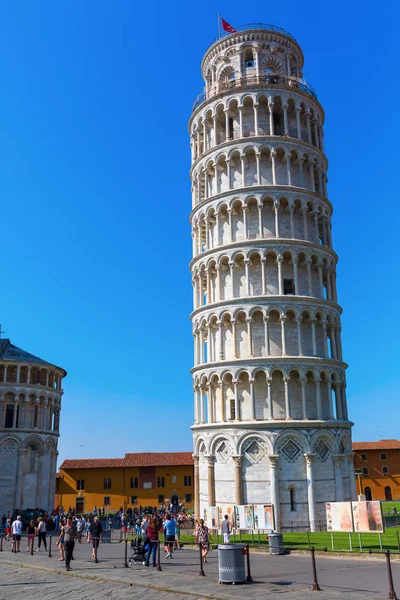 La torre inclinada en Pisa, Italia — Foto de Stock