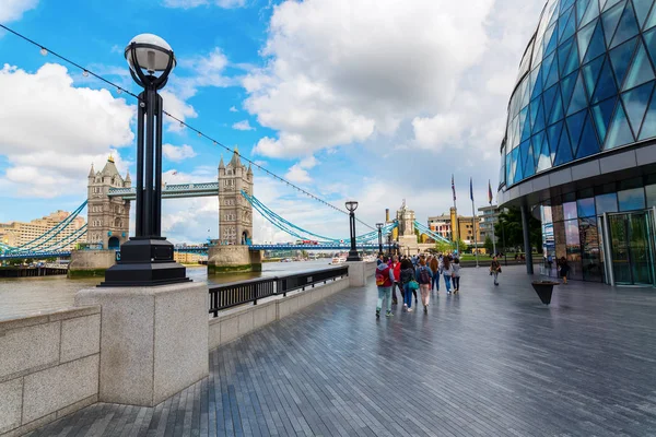 Riverwalk along the Thames with the City Hall and Tower Bridge in London — Stock Photo, Image