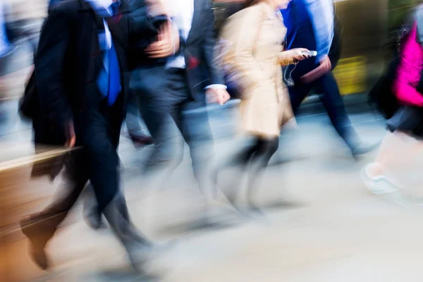 Multitud de personas caminando en el desenfoque movimiento — Foto de Stock