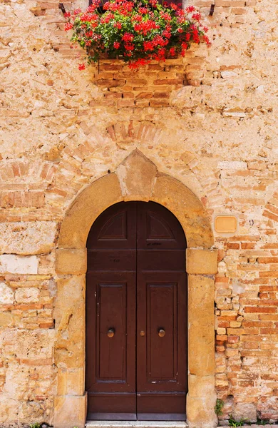 Deur van een oud gebouw in San Gimignano — Stockfoto