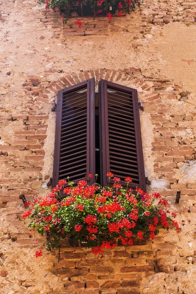 Janela em um prédio antigo em San Gimignano — Fotografia de Stock