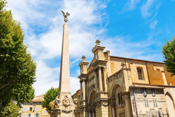 Obelisken framför Eglise de la Madeleine i Aix en Provence — Stockfoto