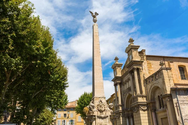 Obelisco frente a la Eglise de la Madeleine en Aix en Provence —  Fotos de Stock