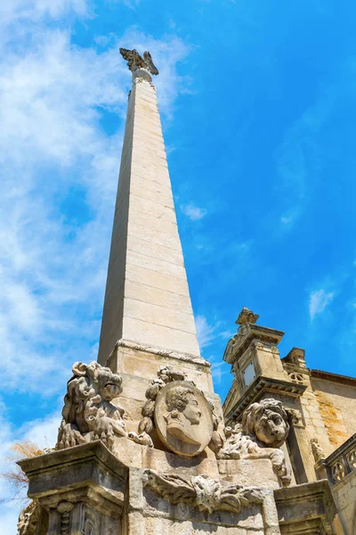 Obelisk przed Eglise de la Madeleine w Aix en Provence — Zdjęcie stockowe