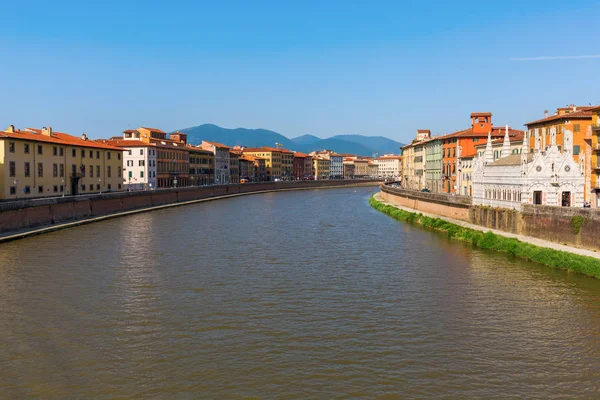 Paesaggio urbano con fiume Arno di Pisa — Foto Stock