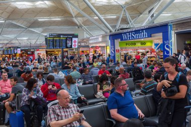 Londra Stansted Havaalanı'na gidiş salonunda insanlar
