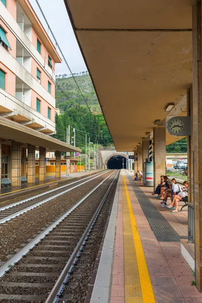 मोंटेरोसो अल-मार, इटली में रेलवे स्टेशन — स्टॉक फ़ोटो, इमेज