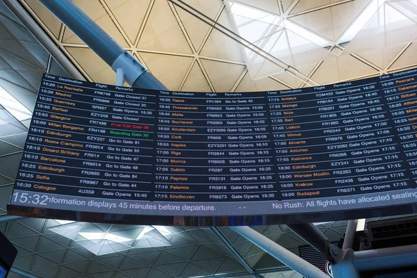 Abflugtafel am Flughafen London-Stansted — Stockfoto