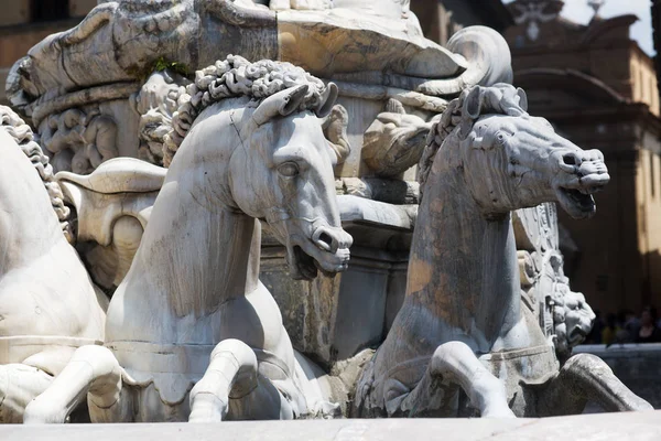 Лошади у статуи Нептуна во Флоренции — стоковое фото