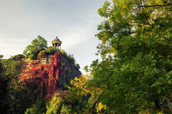 Tempel in het park Buttes Chaumont, Paris, Frankrijk — Stockfoto