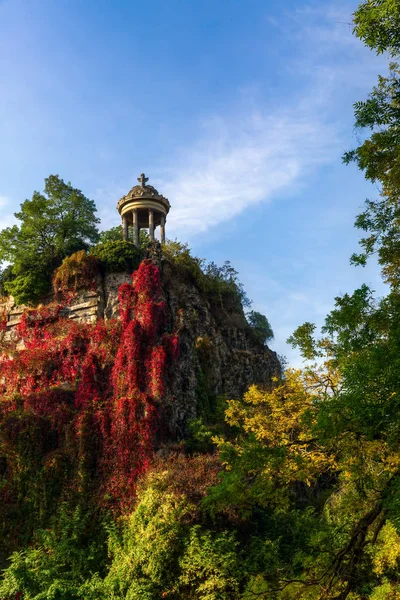 Templom, a parkban Buttes-Chaumont, Párizs, Franciaország — Stock Fotó
