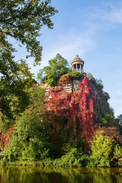 Tempel in het park Buttes Chaumont, Paris, Frankrijk — Stockfoto