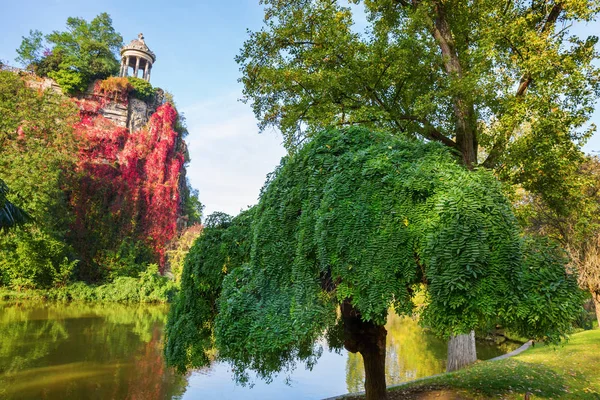 Chrám v parku Buttes Chaumont, Paříž, Francie — Stock fotografie
