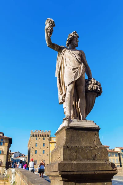 在佛罗伦萨的一座桥上的雕像 — 图库照片