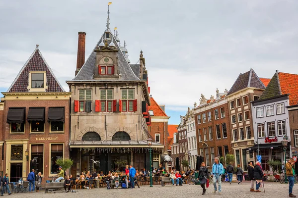 Квадрат Roode Steen с историческим весом дома в Hoorn, Нидерланды — стоковое фото