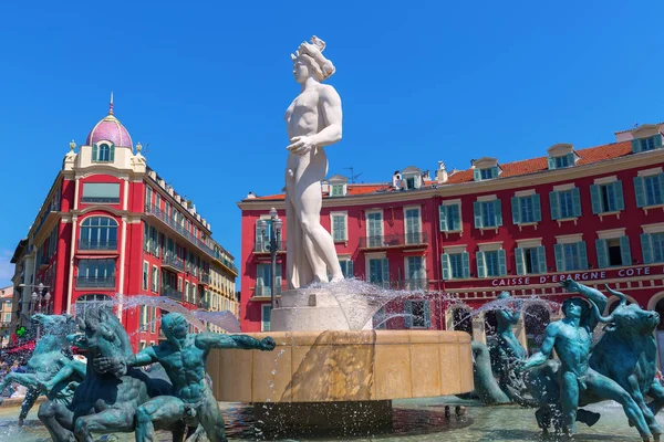 Kašna s názvem Fontaine du Soleil v Nice, Itálie — Stock fotografie