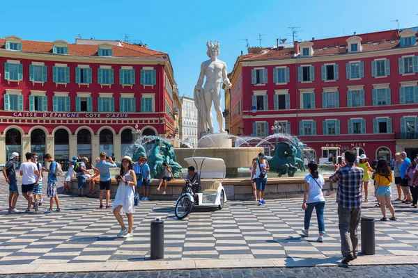 Фонтан под названием Fontaine du Soleil в Ницце, Италия — стоковое фото