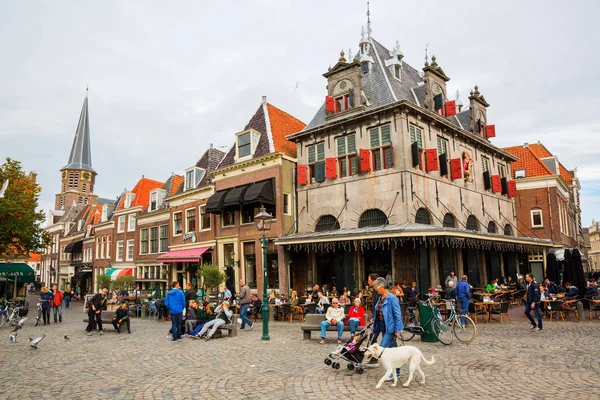 Vierkante Roode Steen met historische wegen huis in Hoorn, Nederland — Stockfoto