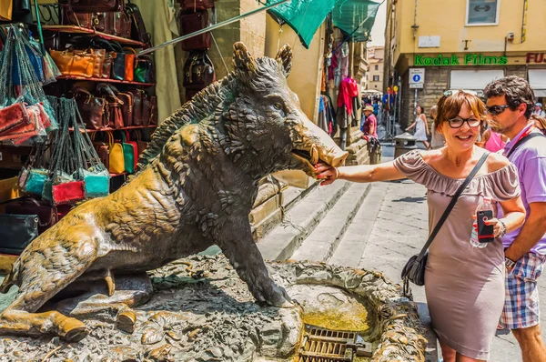 Fuente de bronce Il Procellino en Florencia, Italia —  Fotos de Stock