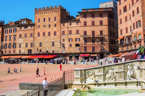 Piazza del Campo z Fonte Gaia w Siena, Włochy — Zdjęcie stockowe