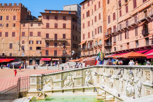 Piazza del Campo with Fonte Gaia in Siena, Italy — Stock Photo, Image