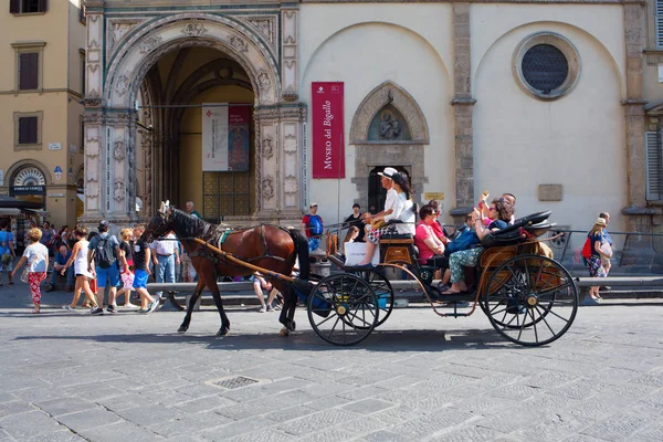 Hästskjuts i Florens, Italien — Stockfoto