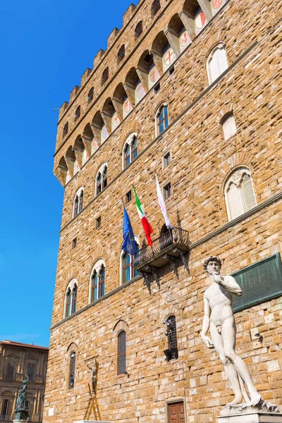 David skulptur framför Palazzo Vecchio i Florens, Italien — Stockfoto