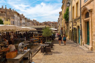 Fransa 'nın Aix-en-Provence şehrinde çok sayıda kafesi olan Place des Cardeurs
