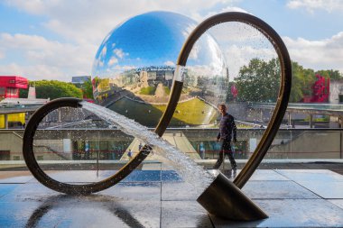 Cite des Sciences et de l Industrie 'deki yerçekimi karşıtı heykel Parc de la Villette, Paris, Fransa